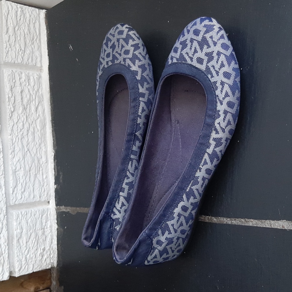 Women's DKNY Navy Blue Vivi Logo Printed Ballet Flats Size 7.5 Balletcore Girly
